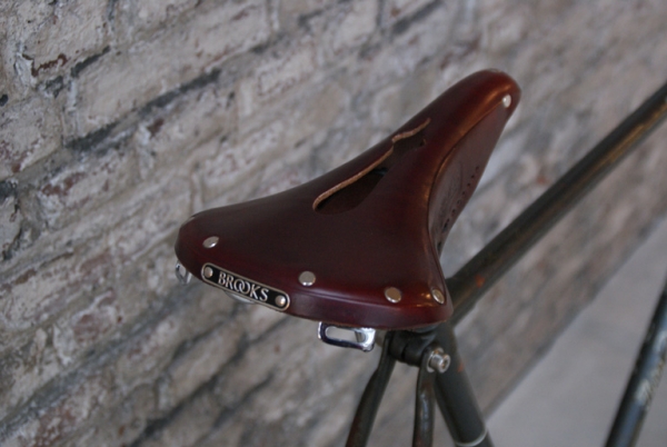 Brooks B17 imperial Maroon Red